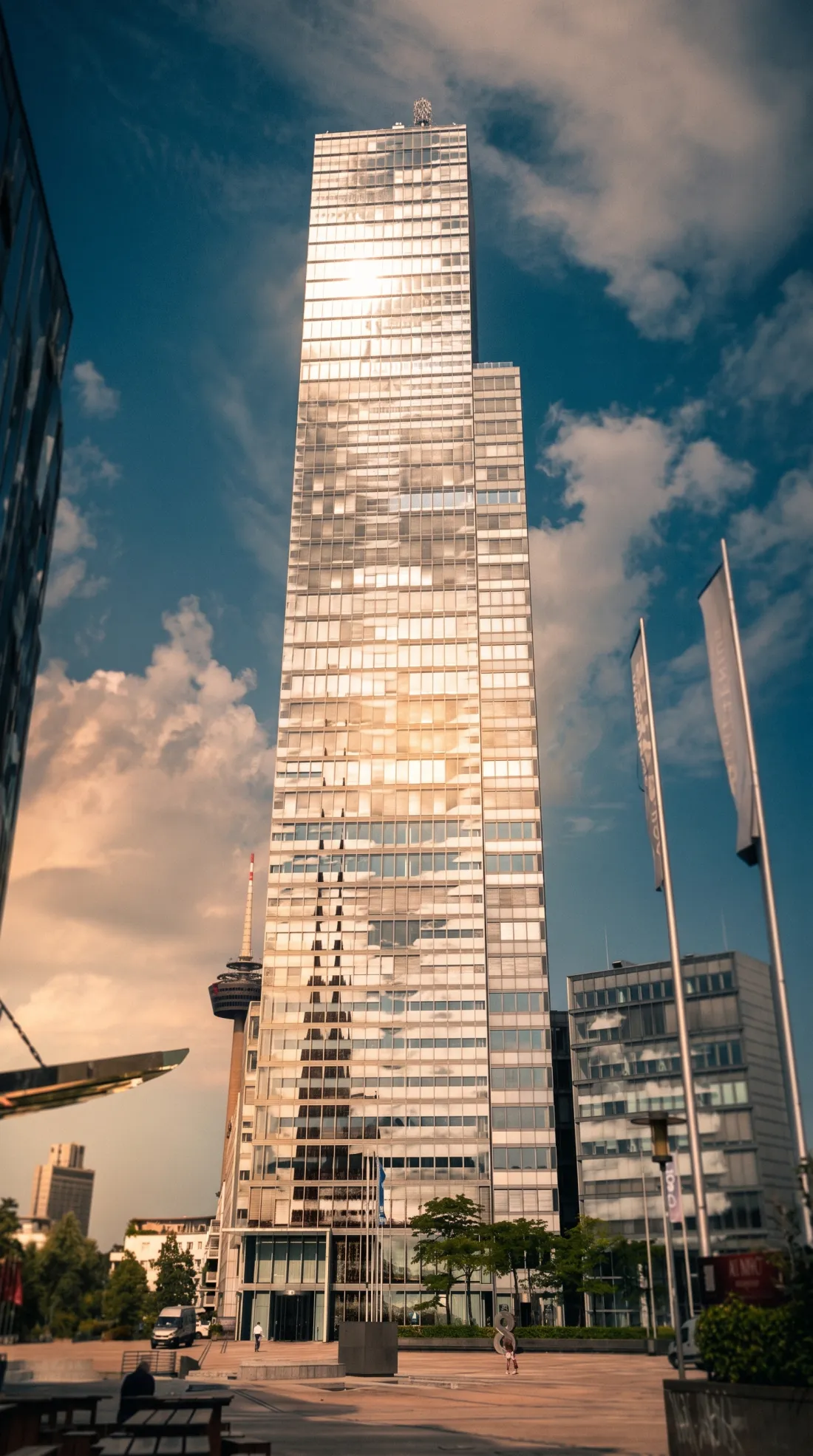 Der KölnTurm im MediaPark in der Abendsonne